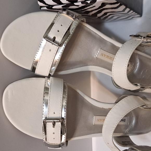 New Women's Dana Buchman Leather Sandals Sz 7 White & Silver - Picture 8 of 8